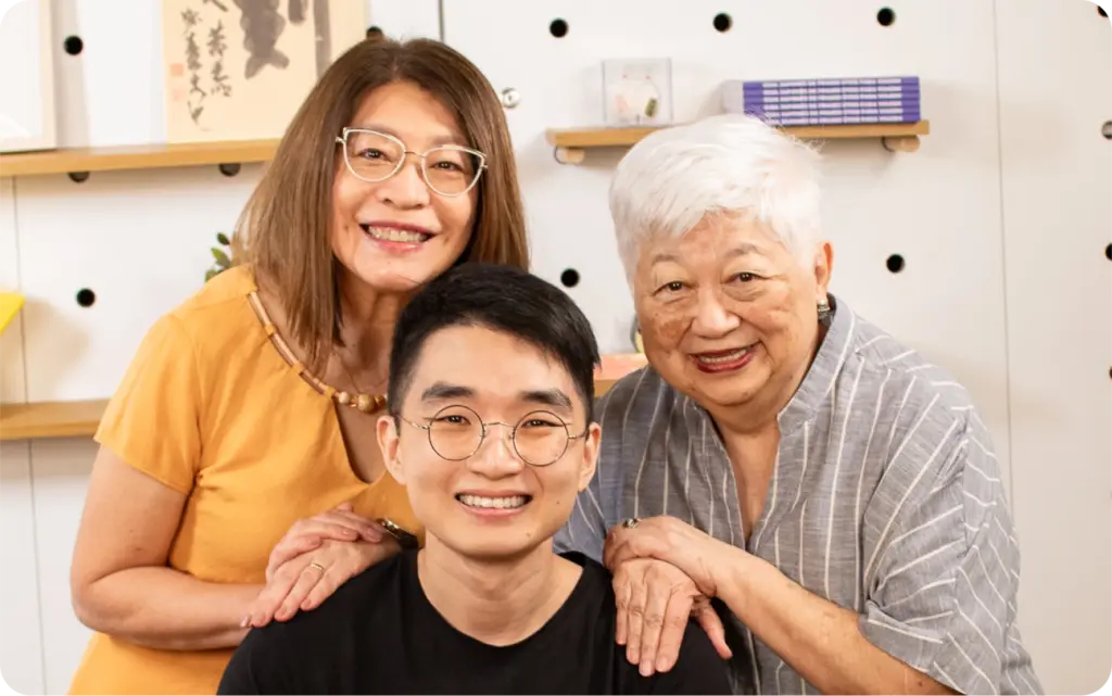 Professores da 123 Japonês sorrindo juntos em encerramento da página
