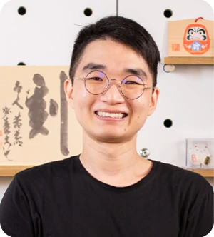 Professor Takashi Yamanishi com decoração japonesa ao fundo