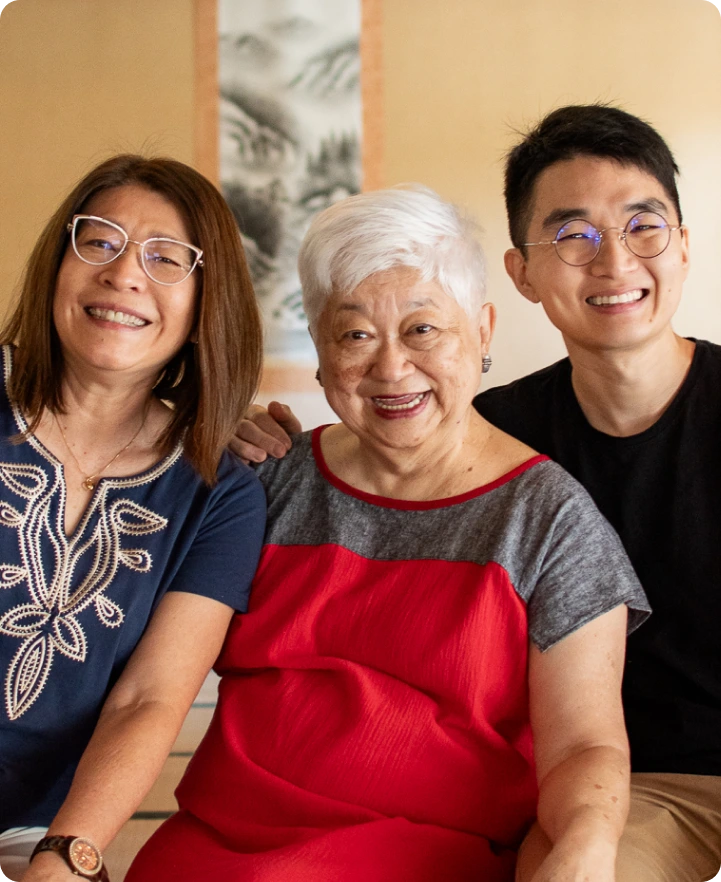 Professores da escola de japonês online 123 Japones sorrindo juntos em ambiente acolhedor